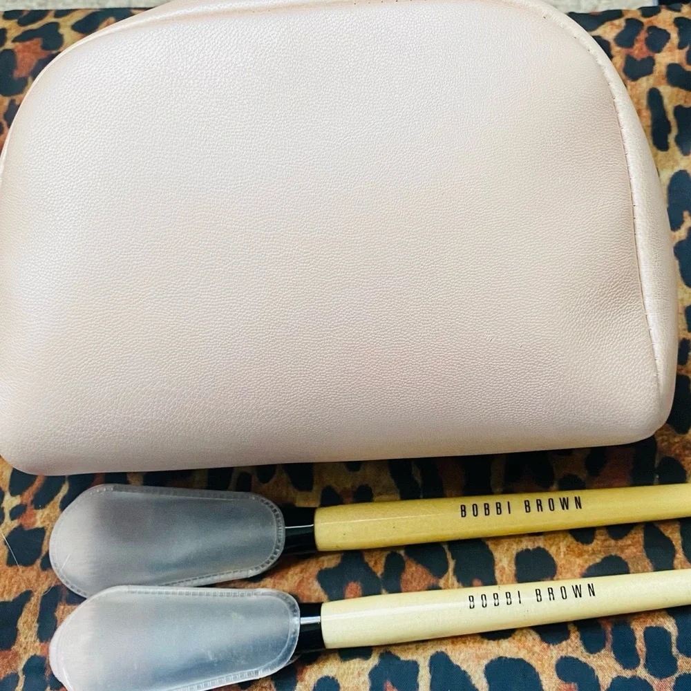 Bobbi Brown blush Cosmetic Bag 2 foundation Brushes